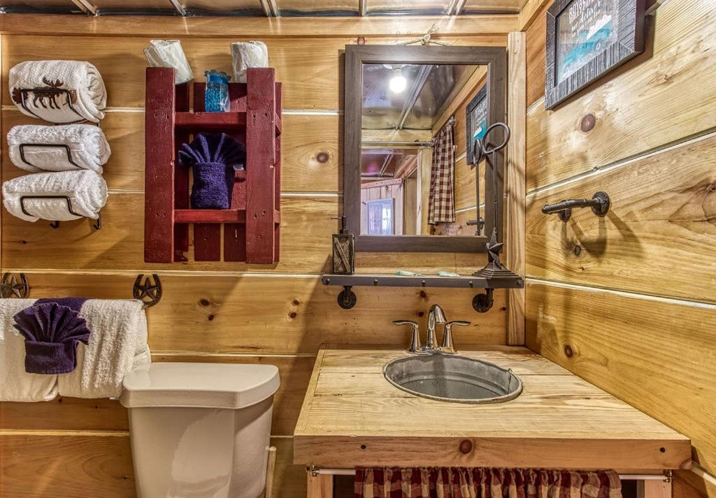 The Tiny Barn, 1089 Free Tickets Each Paid Day, Dollywood And More Sevierville Exterior foto