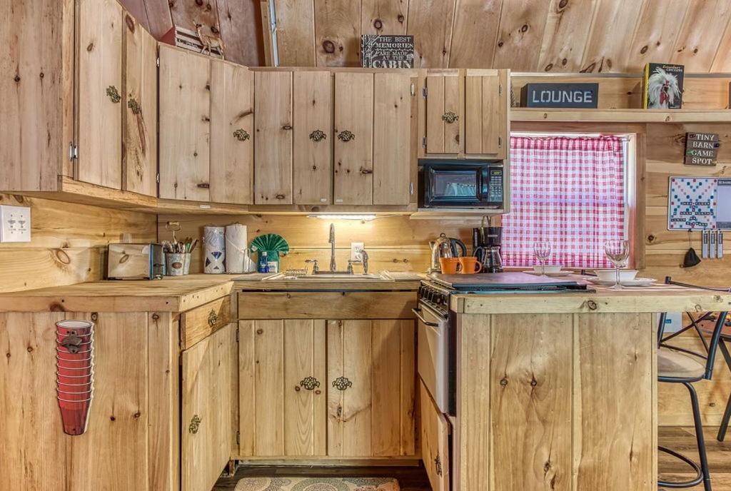 The Tiny Barn, 1089 Free Tickets Each Paid Day, Dollywood And More Sevierville Exterior foto